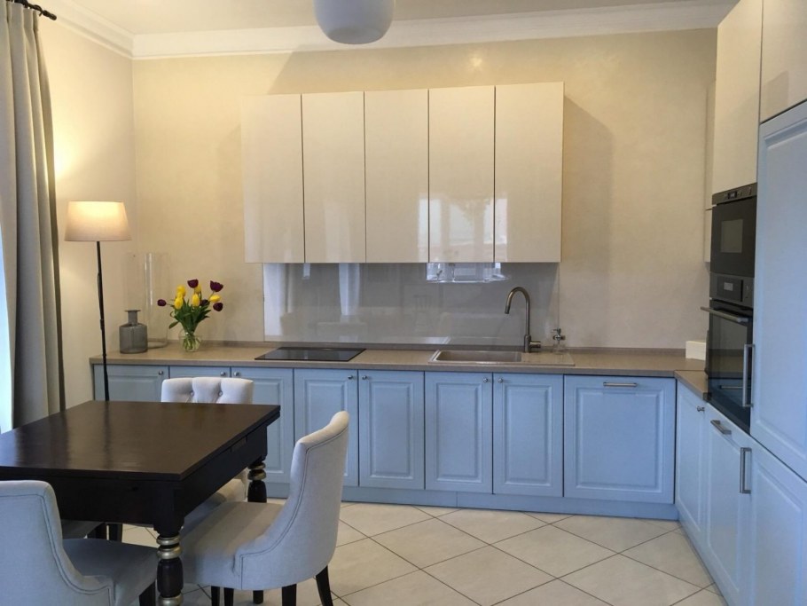 Кухня ваниль с серыми стенами