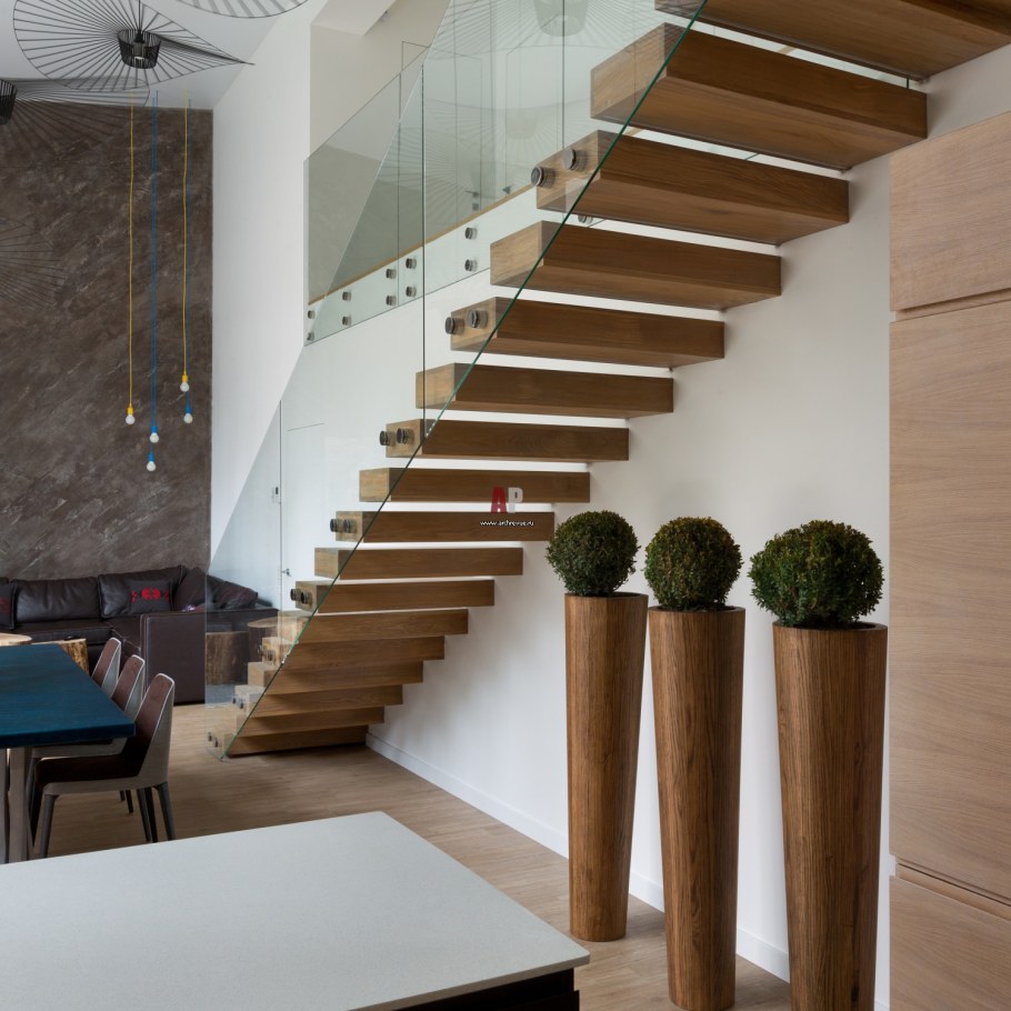 Лестница отделанная камнем