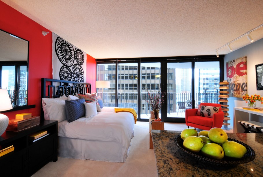 Интерьер комнаты в однушке в Красном цвете