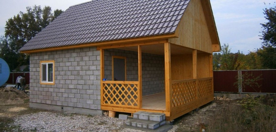 Сарай деревянный с двускатной крышей