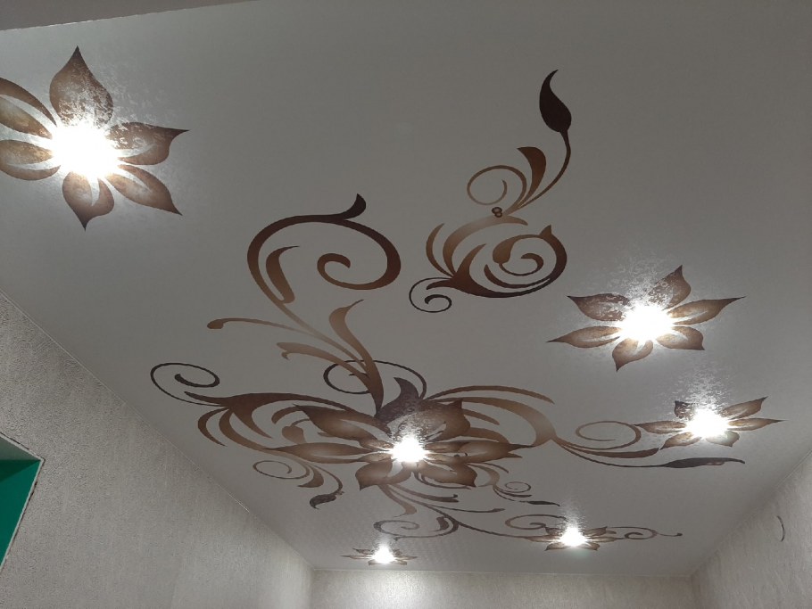 Двухъярусный натяжной потолок с бабочками