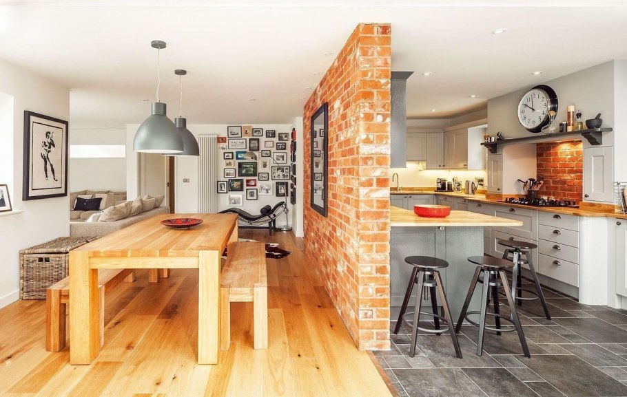 Кирпичная перегородка между кухней и гостиной