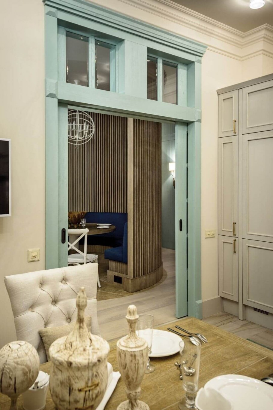 Средиземноморский узор на двери