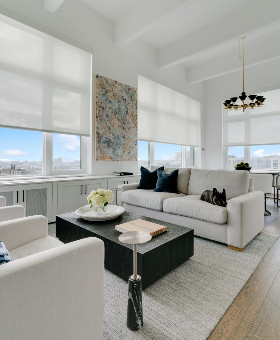 Шторы в эркере для гостиной в современном стиле