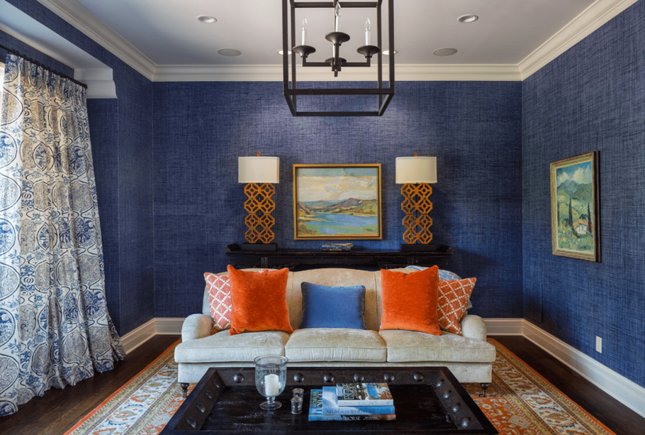 Гостиная с темно синими обоями
