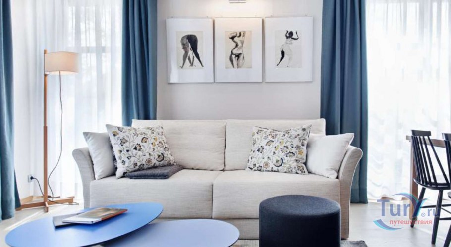 Голубой диван в бежевом интерьере