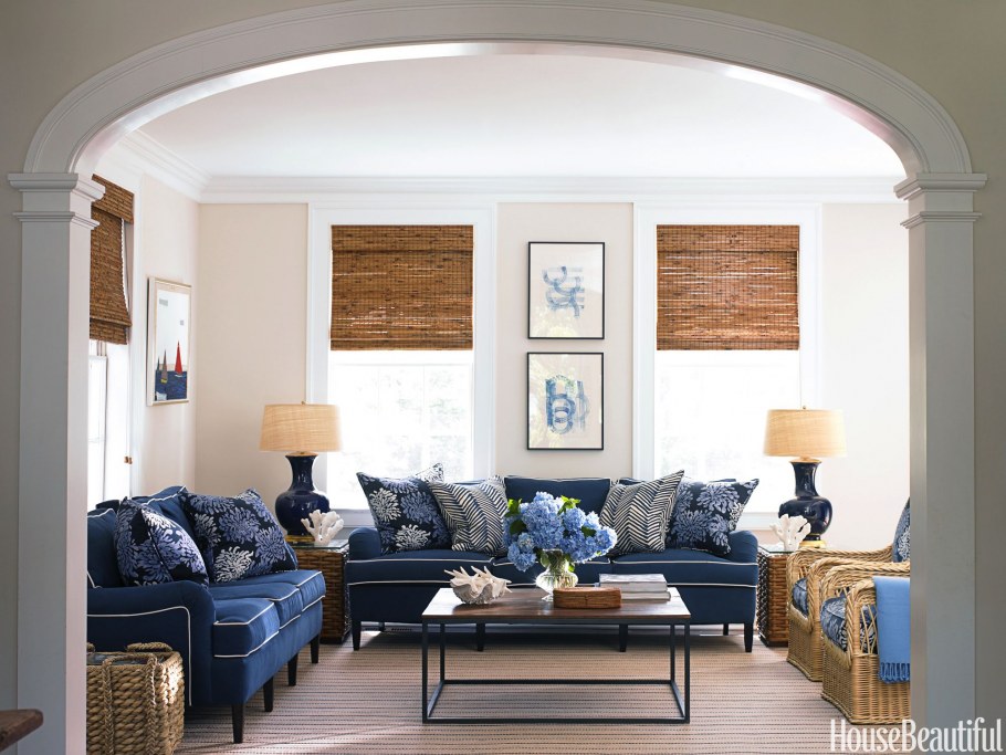 Шторы в зал к синему дивану