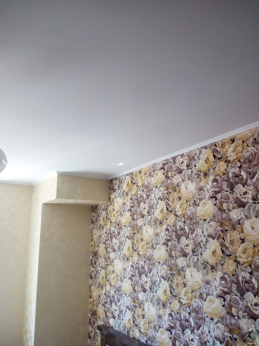 Отделка между потолком и обоями