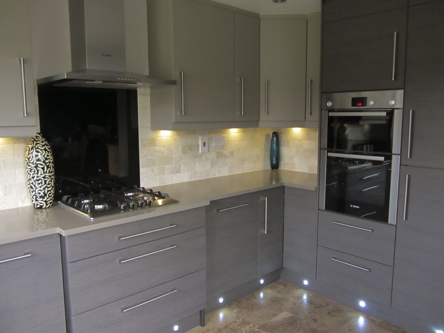 Синяя кухня с мраморной столешницей