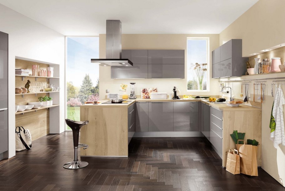 Серая кухня с деревянной столешницей