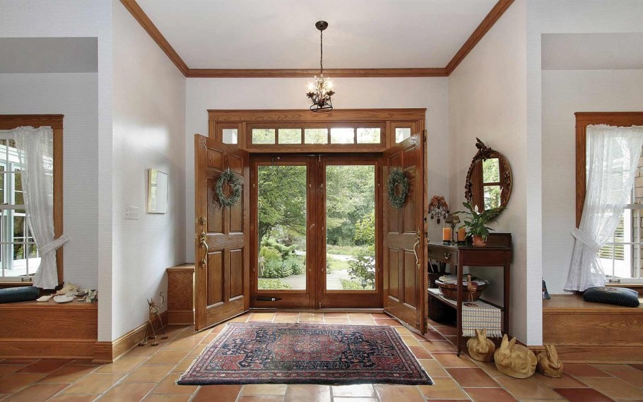 Прихожая с окном в частном доме