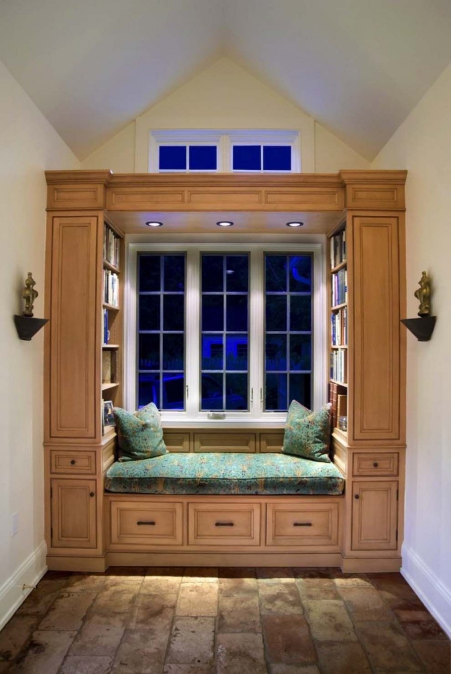 Встроенные шкафы возле окна