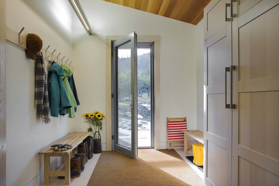 Тамбур и прихожая в частном