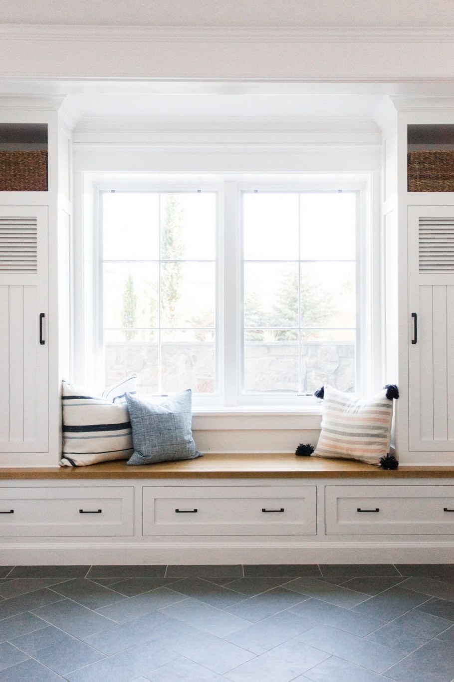 Прихожая с окном в частном доме