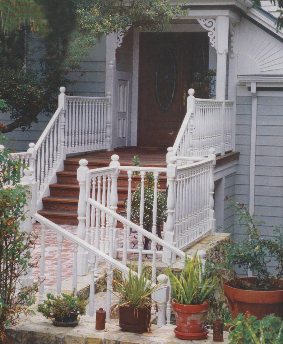 Старое крыльцо на даче