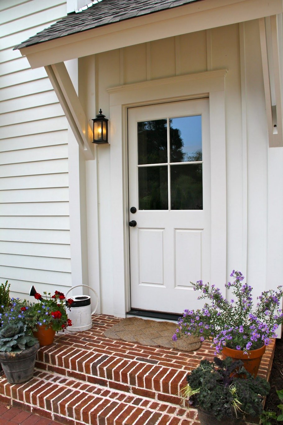 Крыльцо и дверь в дом