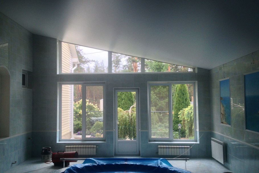 Потолочная шина на натяжном потолке