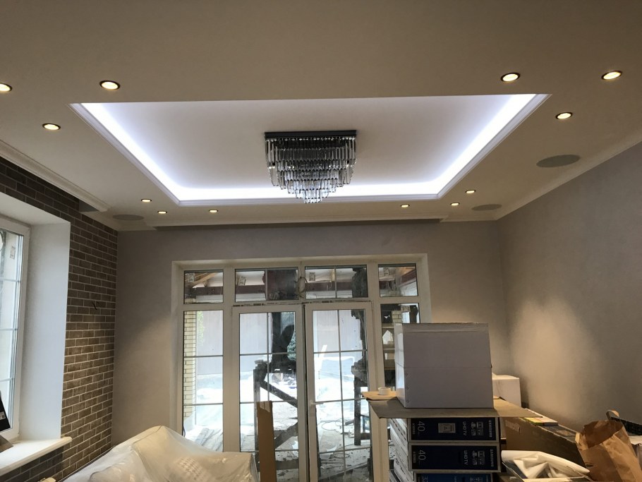 Одноуровневый потолок с подсветкой