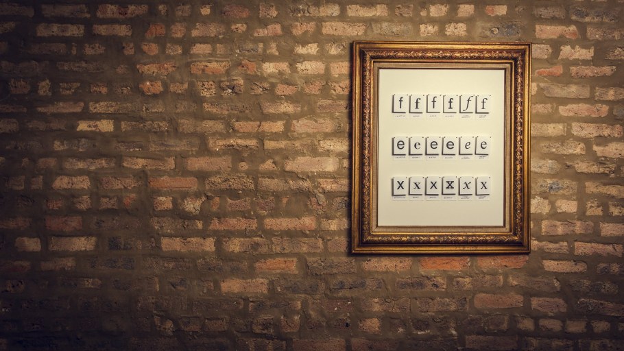 Рамка на кирпичной стене