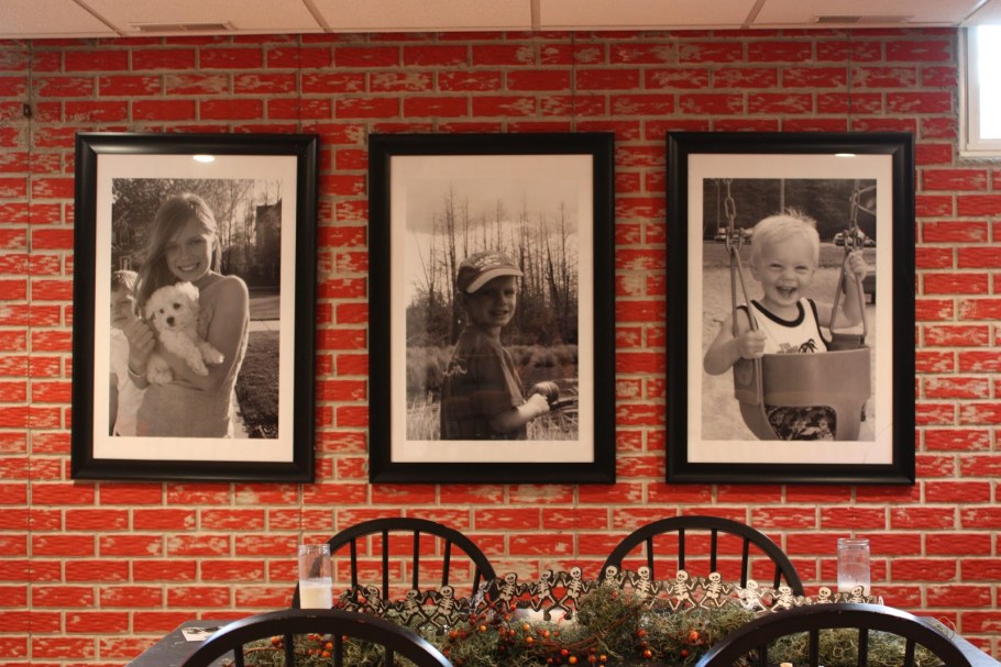 Семейные фото старые в большой раме на кирпичной стене