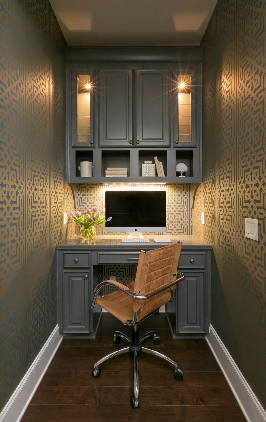 Интерьер маленького кабинета в квартире
