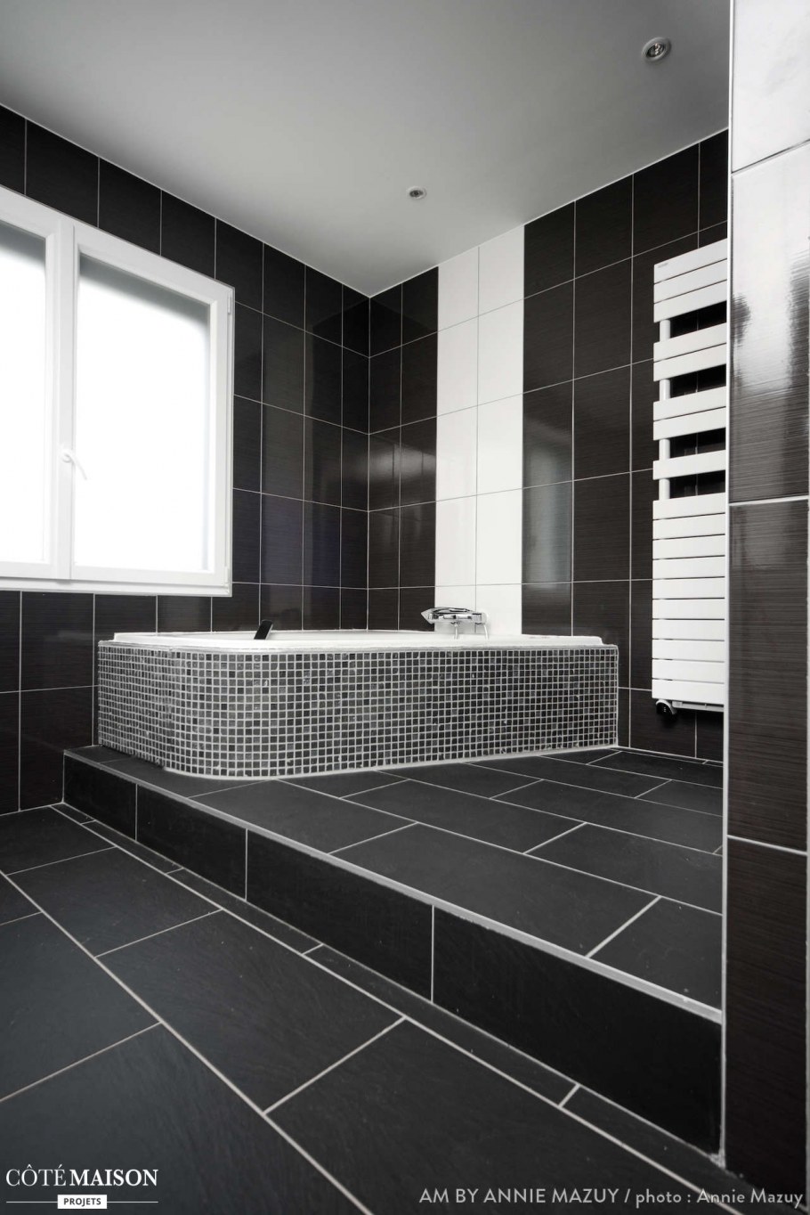 Серая плитка с черной затиркой