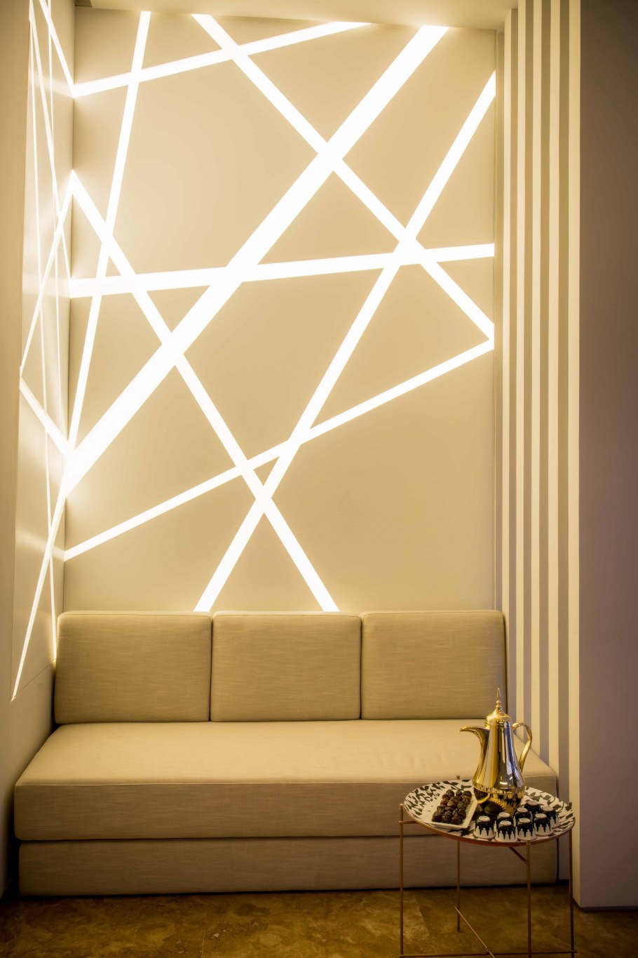Декорация на стену с подсветкой