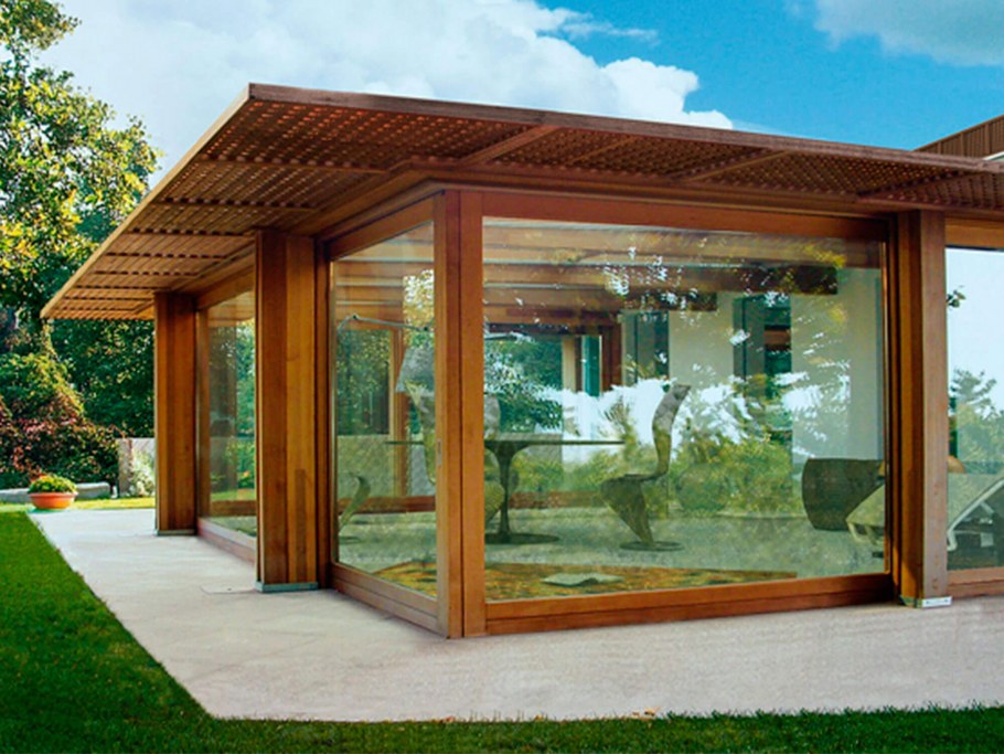 Беседка с витражными окнами