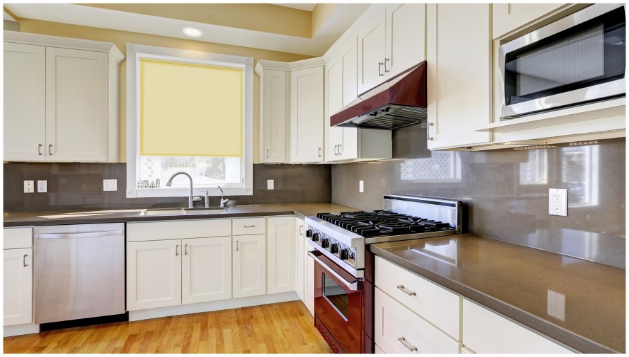 Белая кухня со светлой столешницей