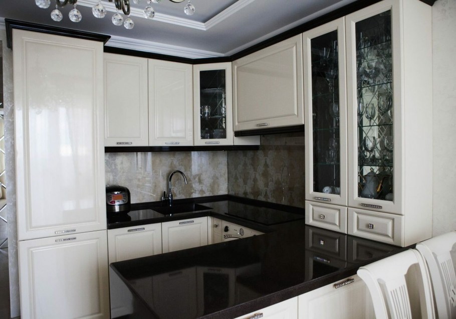 Классическая кухня с черной столешницей