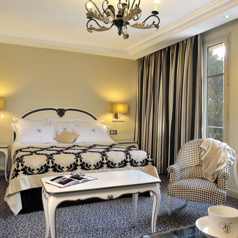 Интерьер гостиничного номера в классическом стиле