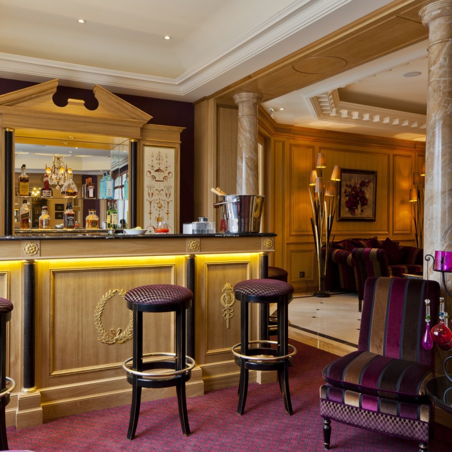 Интерьер ресторана в классическом стиле