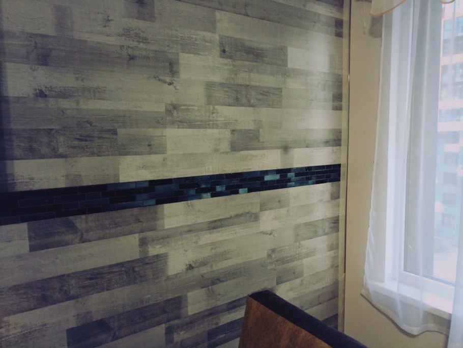 Отделка стен ламинатом на кухне