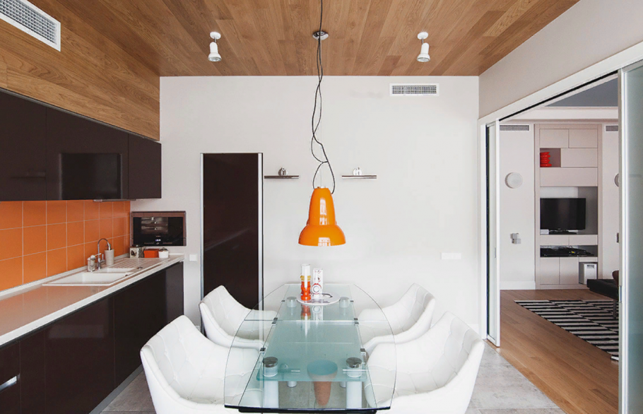 Ламинат на стене в обеденной зоне