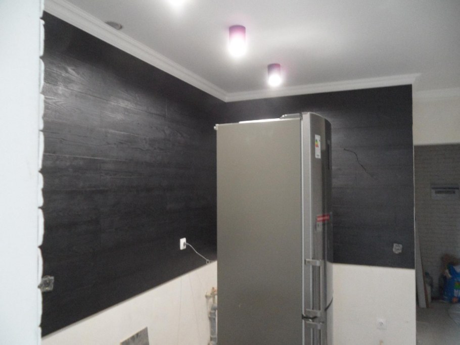 Настенный ламинат на кухне