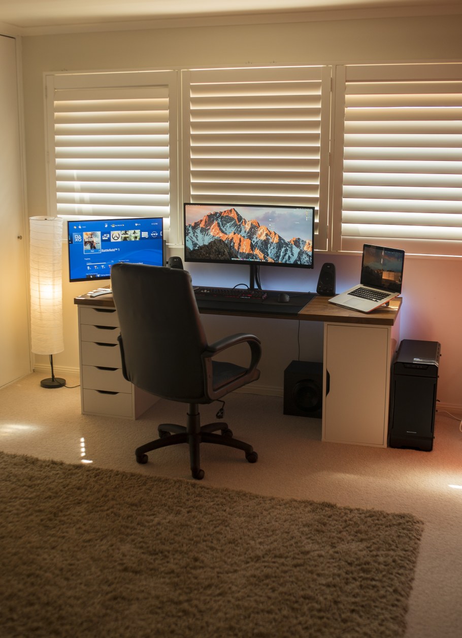 Рабочий компьютер в офисе