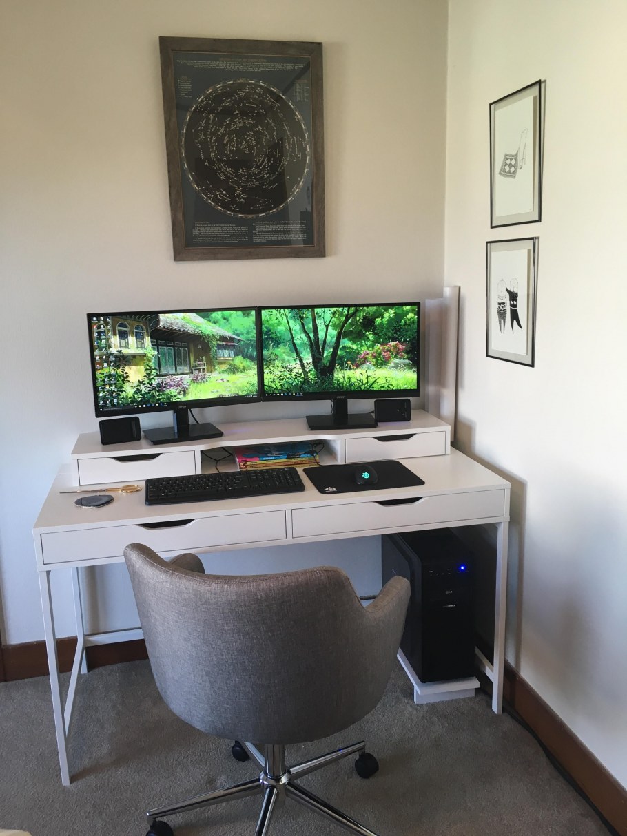 Рабочее место компьютерный стол