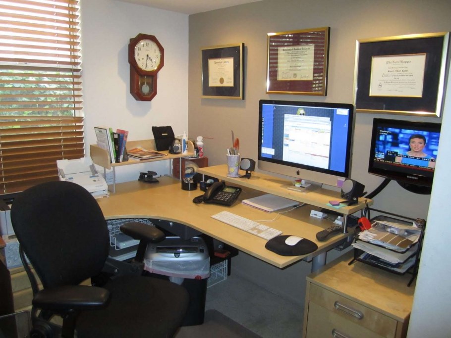 Рабочее место с компьютером в офисе