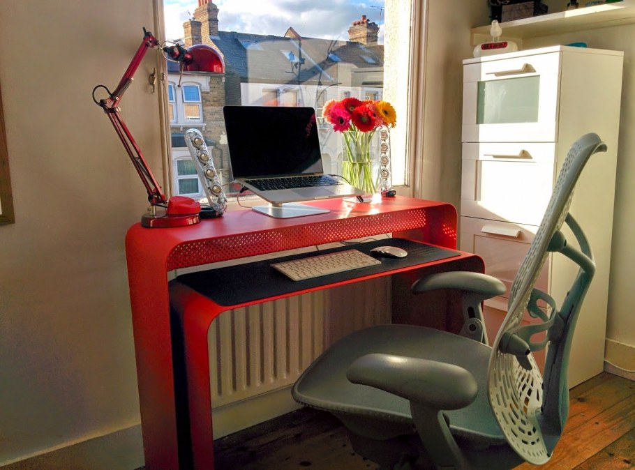 Рабочее место компьютерный стол