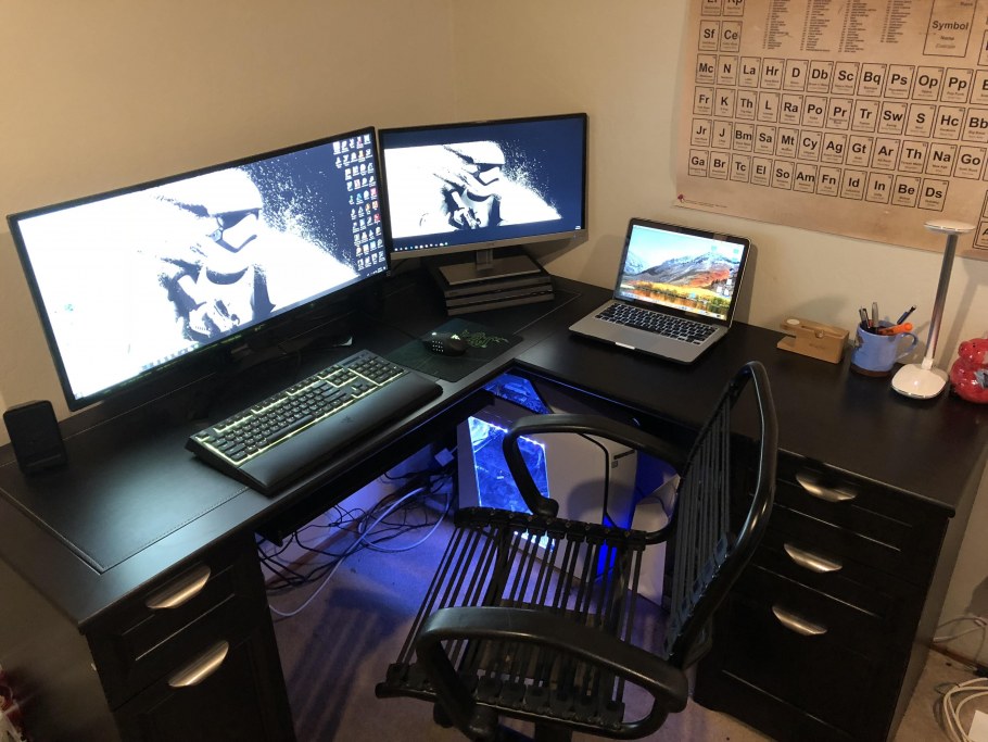 Стол геймера в интерьере