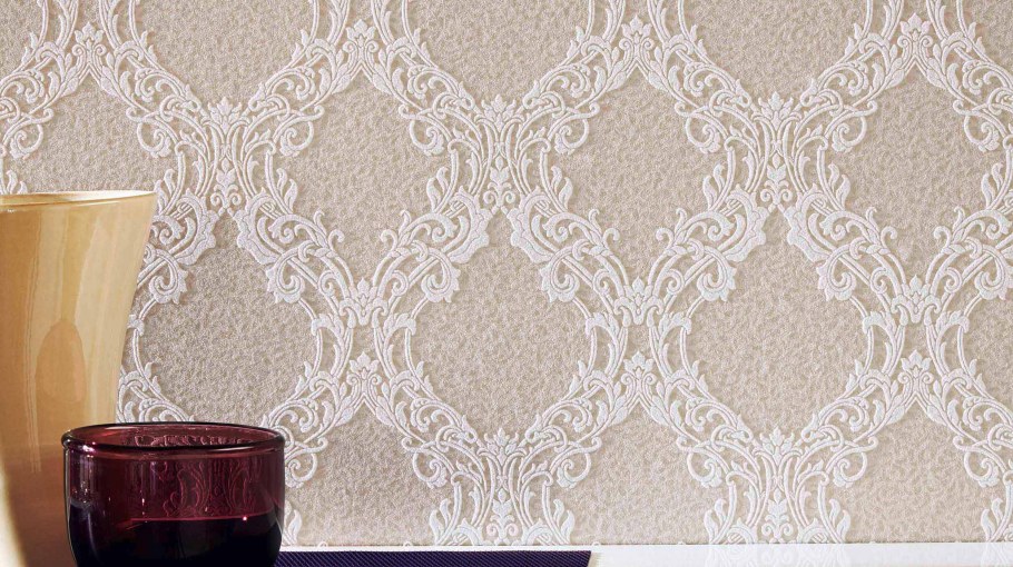 Лепнина на стенах в интерьере гостиной