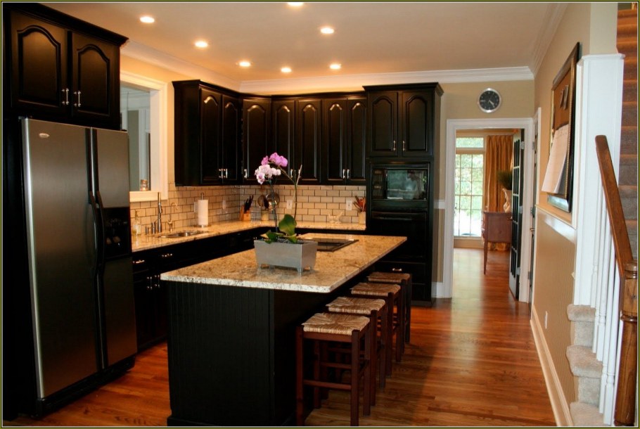 Интерьер кухни с темной мебелью