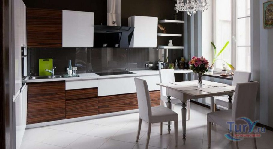 Кухонный гарнитур коричневый с белым