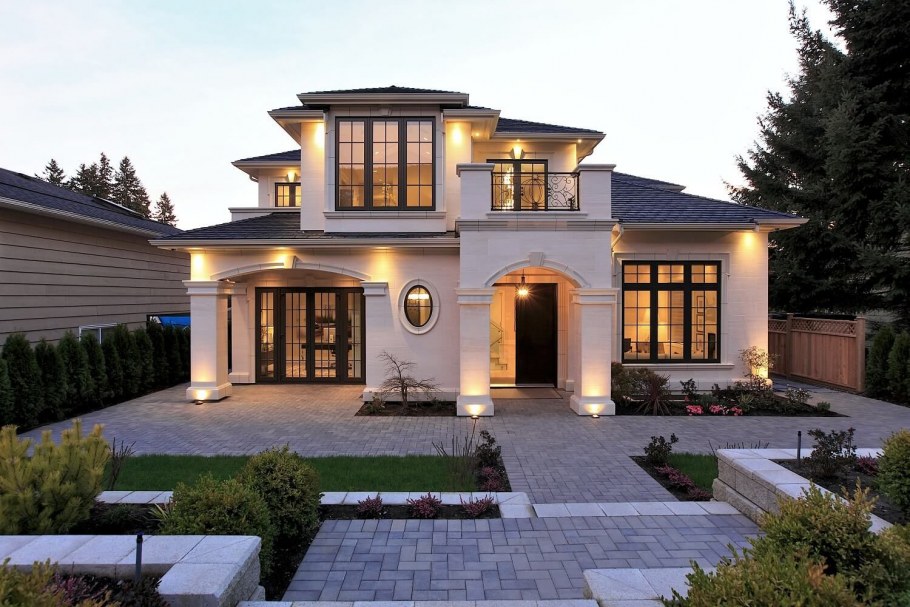 Красивый двухэтажный дом