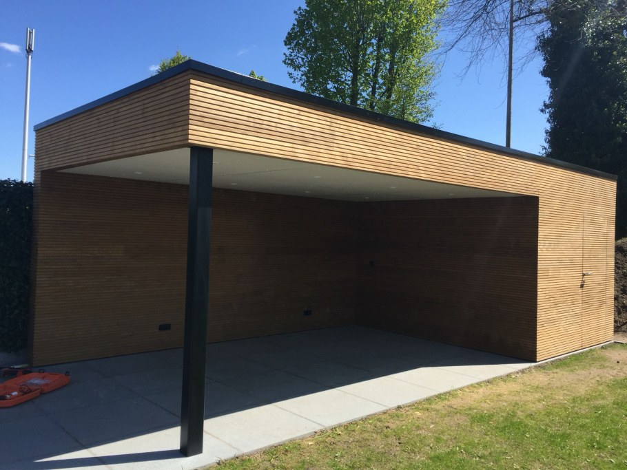 Дом с навесом для машины