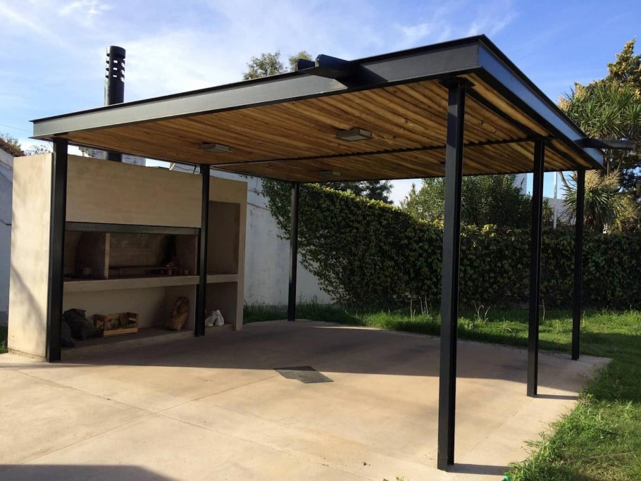 Двухэтажный дом с плоской крышей и навесом