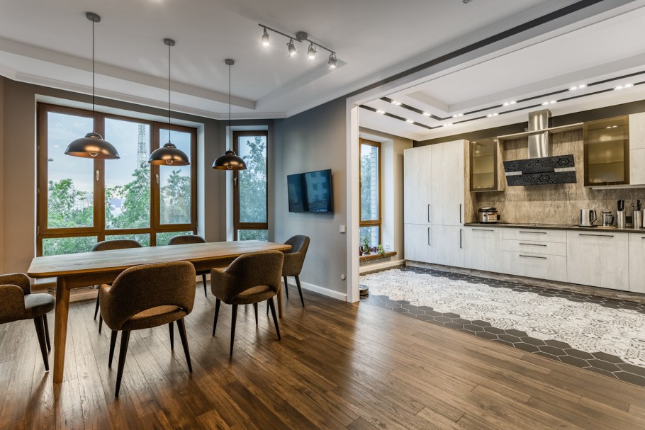 Прозрачные стулья в гостиной