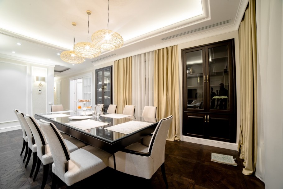 Кухня в неоклассическом стиле в частном доме
