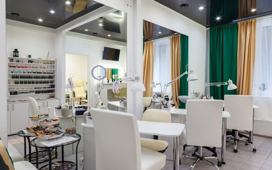Интерьер салона красоты ,парикмахерский зал