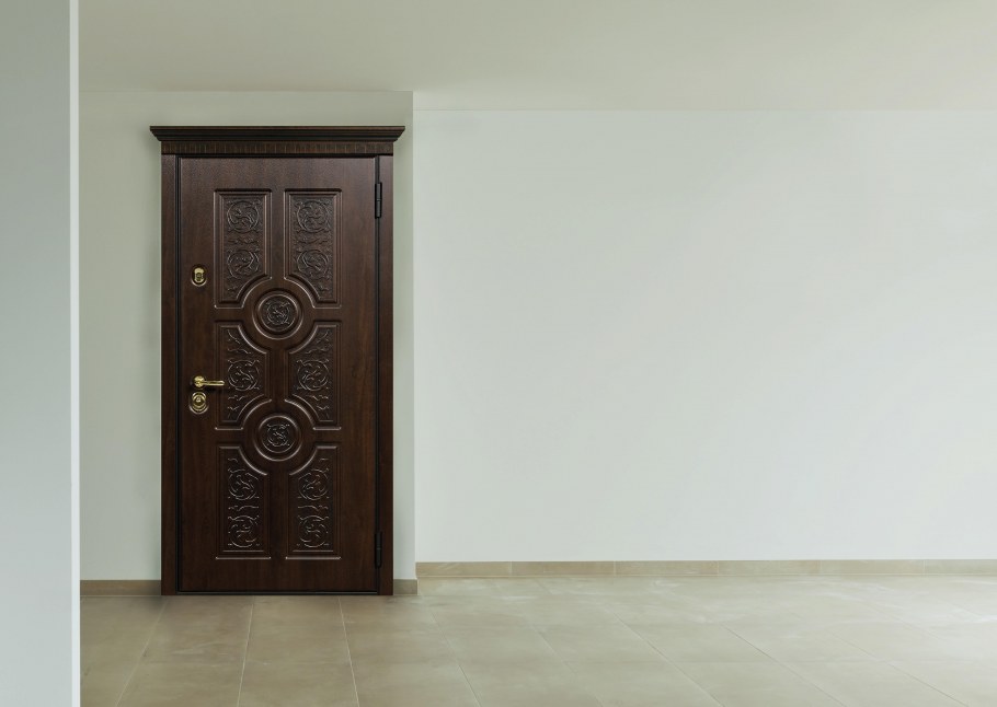 Дверь Версаче входная в интерьере